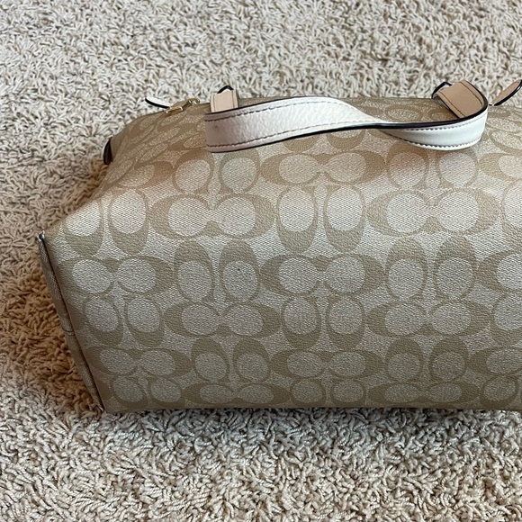 Coach Gallery Tote In Signature Canvas - Picture 6 of 12